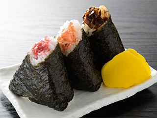 Онигири суши - среднее между гунканом и суши